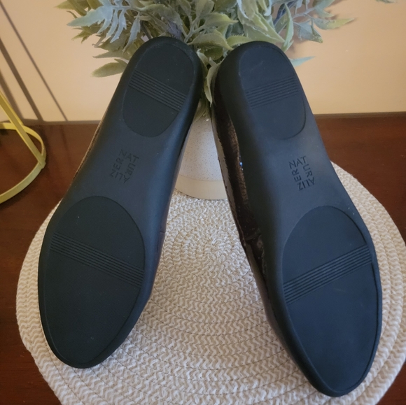 Beautiful Naturalizer Brown Patent Leather Flats - Picture 4 of 9